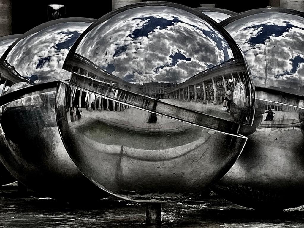 ARTOP c&rsquo;est aussi un fonds d’œuvres à louer : particuliers, entreprises, établissements scolaires, collectivités. Pour avoir le plaisir de côtoyer des œuvres d&rsquo;artistes vivants et donc actuels ! Tout le catalogue ici : https://art-o.fr/ tarifs et&nbsp;conditions.